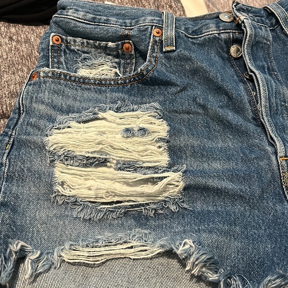 Levi brand tattered shorts - Picture 2 of 6